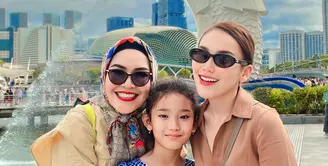Keluarga Ayu Ting Ting saat ini tengah menikmati liburan di Singapura. [Instagram @ayutingting92]