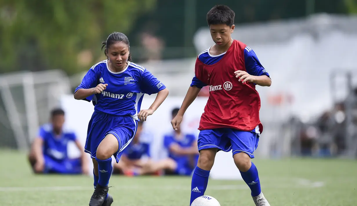 Sejumlah pesepak bola muda mengikuti Allianz Explorer Camp Football Edition Asia 2019 di The Arena Singapura, Jumat (26/7). Allianz Indonesia mengirimkan enam pesepak bola muda berbakat, dua di antaranya adalah perempuan. (Dokumentasi Allianz)
