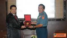 Citizen6, Jakarta: Di masa mendatang antara TNI dan KPU direncanakan akan mengadakan MoU di dalam SPK. Sebagai kenang-kenangan, Panglima TNI memberikan sebuah Plakat TNI kepada Ketua KPU. (Pengirim: Badarudin Bakri).