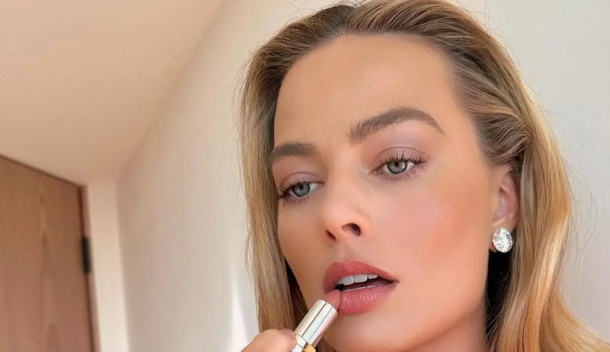 Ia pun tampil natural dengan makeup serba Chanelnya. Mengaplikasikan eyeshadow nude dan lipstik pink glossy. Dengan rambut pirangnya yang terurai tanpa poni. [@patidubroff]