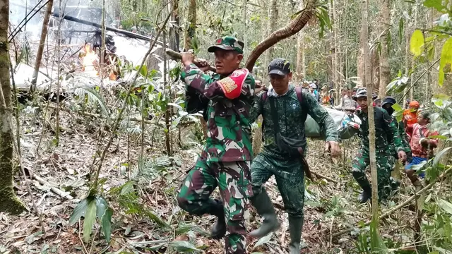 Sebanyak 21 personel tim evakuasi TNI diterjunkan melaksanakan pencarian, evakuasi korban, serta pengamanan area pesawat PT Pelita Air Service yang jatuh di Nunukan, Kalimantan Utara, Kamis (19/2/2026). (Dok TNI)