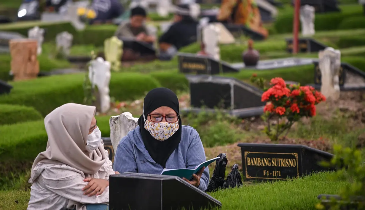 Ziarah makam merupakan salah satu tradisi yang hidup dan berkembang dalam sebagian masyarakat Muslim di Indonesia. (JUNI KRISWANTO/AFP)