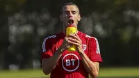 Pemain Timnas Wales, Gareth Bale, minum saat mengikuti latihan jelang laga UEFA Nations League di Hensol, South Wales, Senin (31/8/2020). Wales akan berhadapan dengan Finlandia. (AFP/Geoff Caddick)