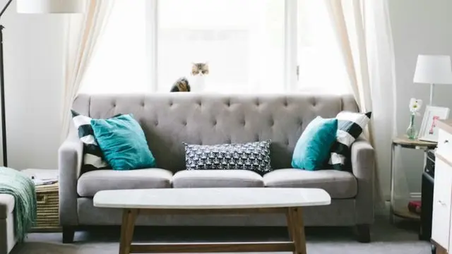 Ilustrasi Tips Memilih Sofa untuk Ruang Tamu Sempit/Photo by Nathan Fertig on Unsplash