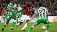 Gelandang AC Milan, Tiemoue Bakayoko berusaha melewati dua pemain Real Betis, issa Mandi dan William Carvalho selama pertandingan grup F Liga Europa di stadion Benito Villamarin, Sevilla (8/11). Milan menahan imbang Betis 1-1. (AFP Photo/Cristina Quicler)
