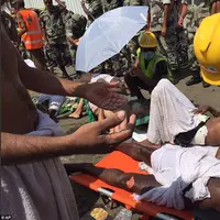 Dilaporkan bahwa sekitar 200 nyawa yang notabene jemaah haji meninggal dunia saat ritual lempar jumrah.