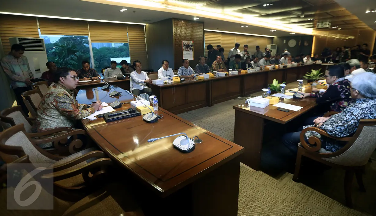 Wakil pertemuan antara Wakil Ketua DPR Fadli Zon dan pengurus keluarga besar HMI di ruang rapat pimpinan DPR di Komplek Parlemen, Senayan, Jakarta, Jumat (11/11). Pertemuan tersebut membahas penangkapan  sejumlah aktivis HMI. (Liputan6.com/Johan Tallo)