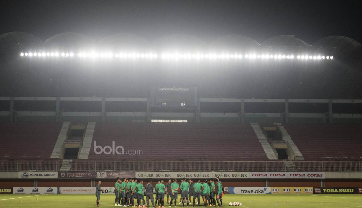 Para pemain Timnas Indonesia bersiap untuk latihan di Stadion Maguwoharjo, Sleman, Selasa (11/6/2017). Latihan ini persiapan jelang ujicoba melawan Puerto Rico. (Bola.com/Vitalis Yogi Trisna)