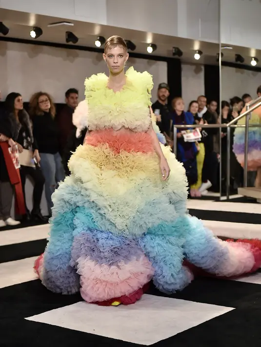 Seorang model berjalan di runway mengenakan koleksi busana rancangan desainer Jepang, Tomo Koizumi  pada New York Fashion Week di Marc Jacobs Madison, 8 Februari 2019. Koizumi menampilkan parade gaun awan berwarna pelangi (Steven Ferdman/Getty Images/AFP)
