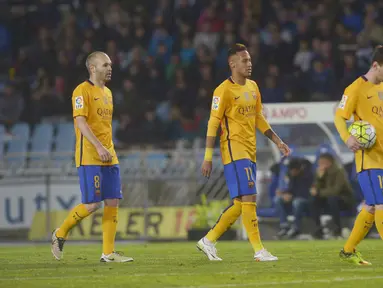 Pemain Barcelona, Andres Iniesta, Neymar de Silva and Lionel Messi tertunduk lemas usai kalah dari Real Sociedad pada lanjutan La Liga Spanyol di Estadio Anoeta, San Sebastian, Sabtu (9/4/2016) atau Minggu dini hari WIB. (REUTERS/Vincent West)