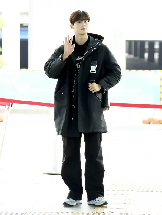 Sedangkan Cha Eun Woo terlihat mengenakan Dior Men coat, sweater, saddle bag, dan sneakers B30. Foto: Instagram.