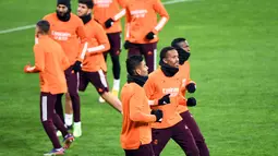 Para pemain Real Madrid mengikuti sesi latihan menjelang laga Liga Champions vs Shakhtar Donetsk di stadion Olympiyskiy di Kiev, Senin (30/11/2020). Real Madrid akan bermain tandang melawan Shakhtar Donetsk pada Selasa malam 1 Desember 2020 waktu setempat. (Sergei SUPINSKY/AFP)