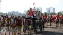 Kereta kencana pembawa duplikat bendera pusaka dari Monumen Nasional menuju Istana di Jakarta, Rabu (17/8). Kegiatan tersebut dalam rangka memperingati HUT RI ke-71. (Liputan6.com/Faizal Fanani)