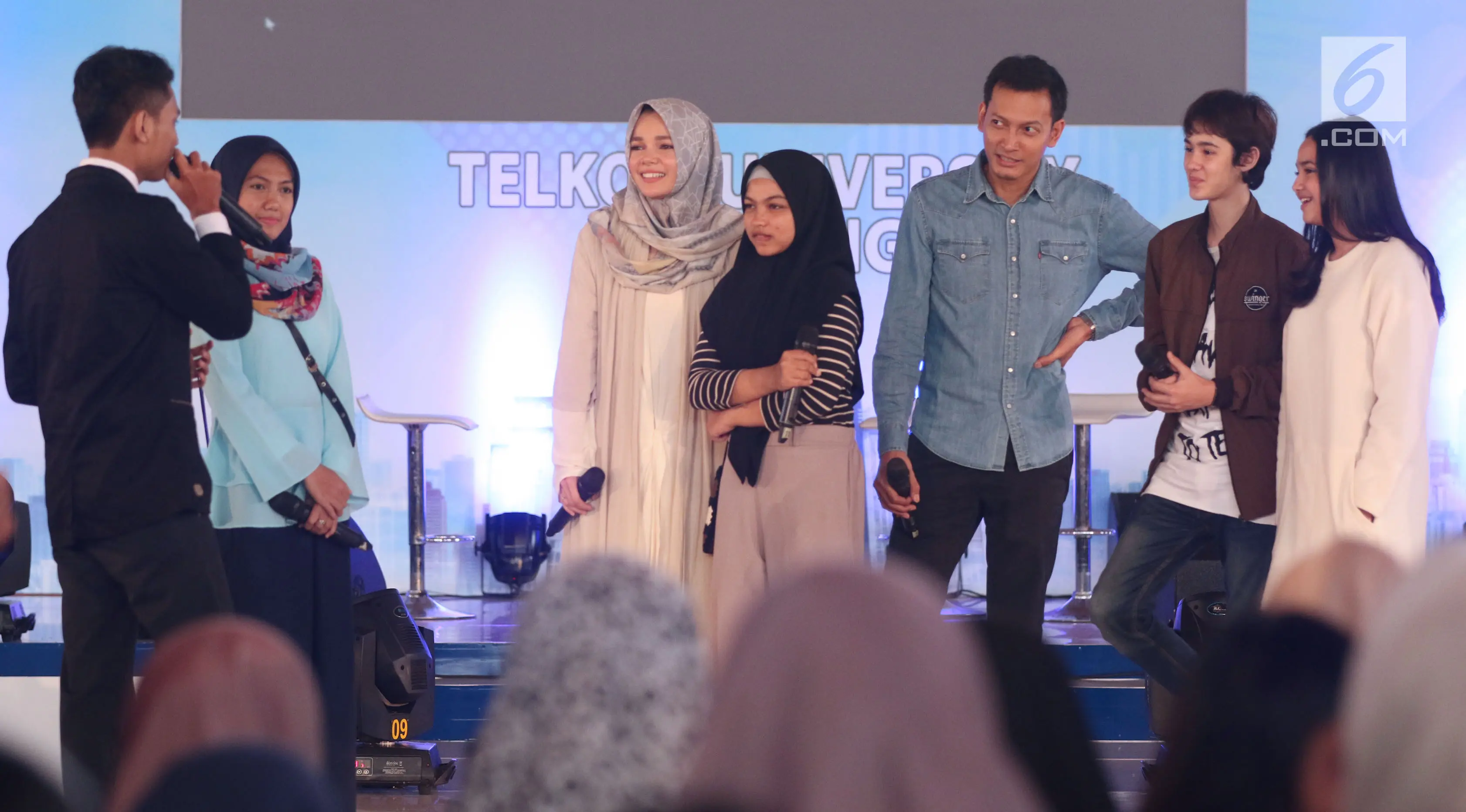Peserta EGTC 2017 beradu akting dengan para pemeran film Ayat Ayat Cinta 2 saat Emtek Goes To Campus 2017 di Universitas Telkom, Bandung, Rabu (29/11). EGTC 2017 Bandung diadakan pada Selasa-Kamis, 28-30 November 2017. (Liputan6.com/Helmi Fithriansyah)