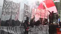Kelompok suporter Timnas Indonesia, Ultras Garuda, menggelar aksi unjuk rasa di depan Kantor PSSI, GBK Arena, Senayan, Jakarta Pusat, Jumat (14/11/2025). Penghuni Tribune Selatan Stadion Utama Gelora Bung Karno itu datang sambil menyalakan flare dan kembang api. Mereka meluapkan kekecewaan mendalam atas kegagalan Tim Garuda lolos ke Piala Dunia 2026. (Bola.com/M Iqbal Ichsan)