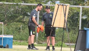 Bernardo Tavares untuk pertama kalinya memimpin sesi latihan Persebaya Surabaya di Lapangan ABC Gelora Bung Tomo, Surabaya, Selasa (6/1/2026) sore WIB. (Bola.com/Wahyu Pratama)