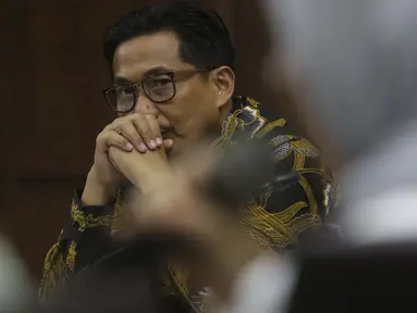 Terdakwa dugaan suap/gratifikasi terkait kerjasama pengangkutan dengan PT HTK yang juga anggota komisi VI DPR RI, Bowo Sidik Pangarso menyimak keterangan saksi saat sidang lanjutan di Pengadilan Tipikor, Jakarta, Rabu (20/8/2019). Sidang mendengar keterangan saksi. (Liputan6.com/Helmi Fithriansyah)