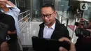 Berdasar catatan KPK, Ishfah Abidal Aziz alias Gus Alex tiba di Gedung Merah Putih pada sekitar pukul 09.38 WIB. Tampak dalam foto, mantan staf khusus Menteri Agama periode 2019-2024, Yaqut Cholil Qoumas, Ishfah Abidal Aziz alias Gus Alex berjalan meninggalkan Gedung Merah Putih Komisi Pemberantasan Korupsi (KPK), Jakarta, Senin (26/1/2026). (Liputan6.com/Helmi Fitrhiansyah)