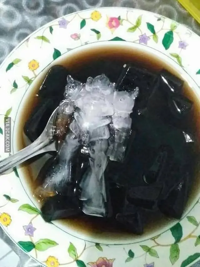 10 Potret Nyeleneh Orang Jualan Es Batu, Laku Enggak Laku Tetap Cair