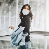 ilustrasi perempuan pakai masker/copyright by interstid (Shutterstock)