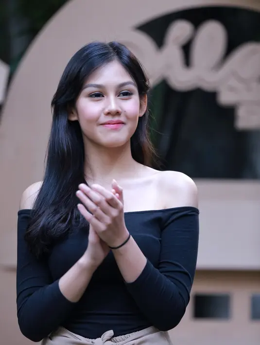 "Film Dilan ini film pertama aku. Kemarin aku masih sekolah jadi belum bisa ambil project-project lain. Dan pembuatan film ini tepat banget pas aku udah lulus SMA," ucap Vanesha Prescilla Senin (17/5/2017).  (Adrian Putra/Bintang.com)