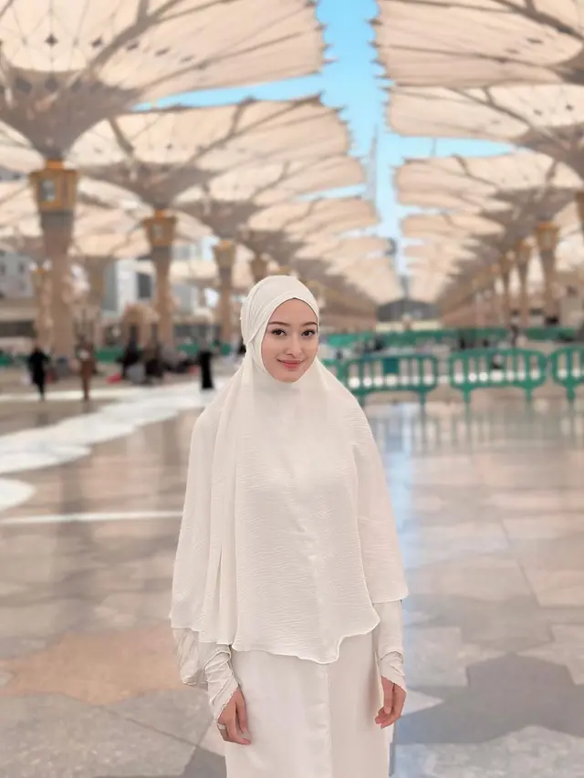 7 Potret Puteri Modiyanti 'Anak' Tommy Soeharto Jalani Umroh, Curi Perhatian