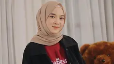 Dalam kegiatan sehari-hari, Nissa Sabyan lebih sering tampil sederhana dan santai. Ia juga beberapa kali memilih menggunakan kaus yang dipadukan dengan outer jaket jeans. (Liputan6.com/IG/@nissa_sabyan)