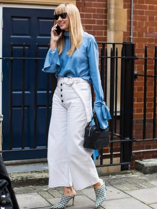 Mempertahankan tampilan bernuansa musim semi dengan kulot jeans dan atasan berbahan sutra. Kamu tidak hanya akan terlihat cantik, tapi juga tetap nyaman. Foto: whowhatwear.