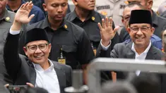 Calon presiden dengan nomor urut 1 Anies Baswedan (kanan) bersama Calon Wakil Presiden Muhaimin Iskandar melambaikan tangan saat tiba untuk menghadiri "Deklarasi Kampanye Pemilu Damai" di Gedung Komisi Pemilihan Umum (KPU), Jakarta, Senin, 27 November 2023. (AP Photo/Tatan Syuflana)