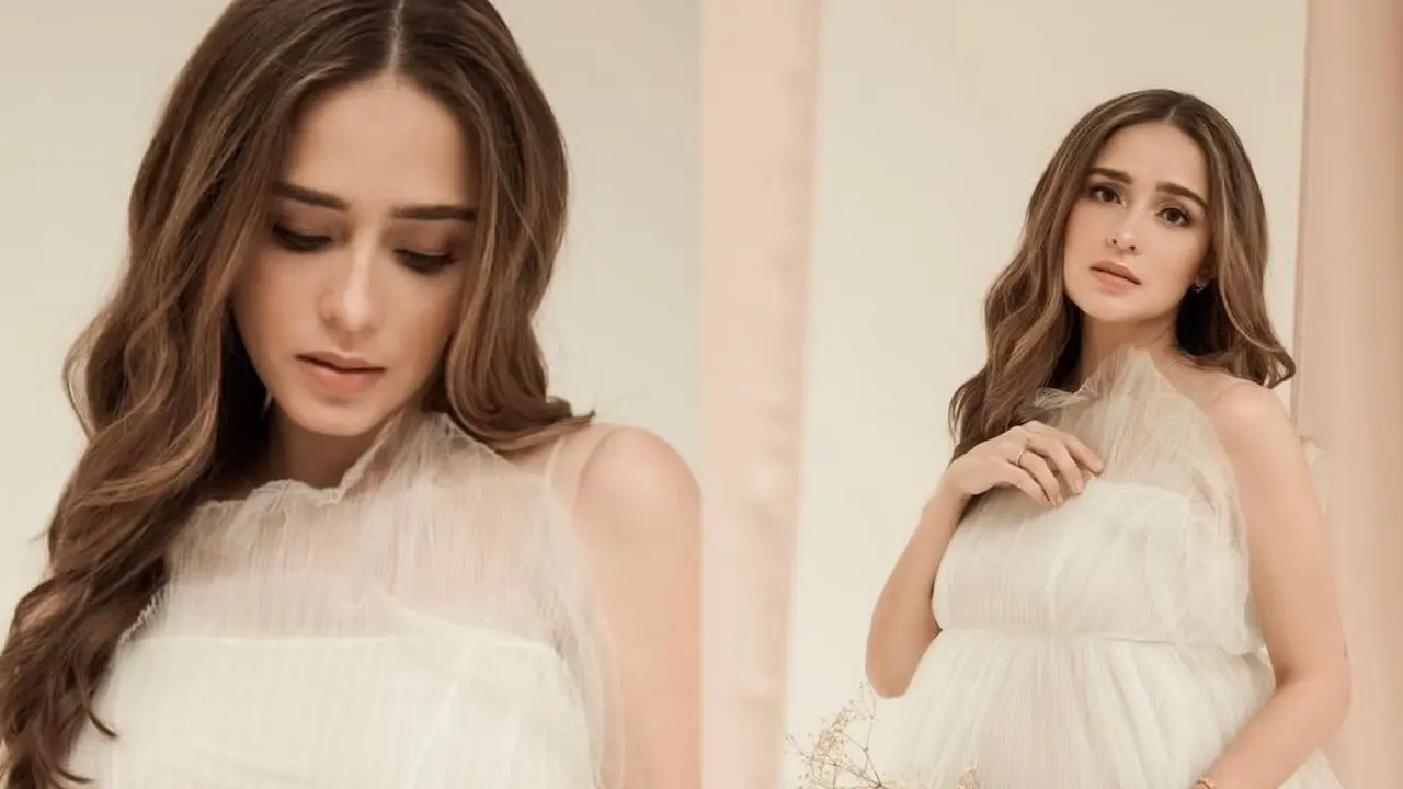 7 Potret Yasmine Wilblood Hamil Anak Ketiga, Tampil Elegan Kenakan Dress Putih Beraksen Ruffle