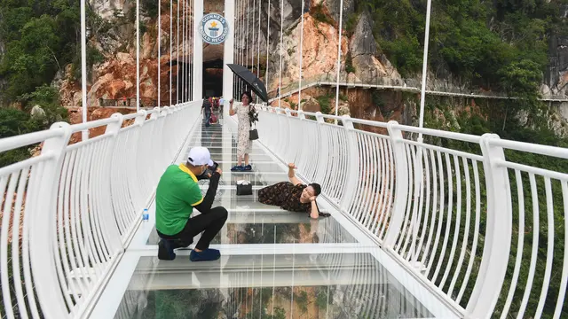 Jembatan Kaca Bach Long di Vietnam