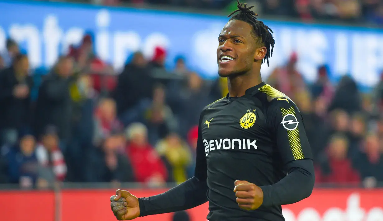 Michy Batshuayi. Striker Belgia berusia 28 tahun yang sejak awal musim 2016/2017 membela Chelsea usai didatangkan dari Marseille dengan biaya 39 juta euro dan baru saja kembali dari masa peminjaman selama 1 musim bersama Besiktas ini pernah berseragam Borussia Dortmund selama setengah musim sebagai pinjaman dari Chelsea pada tengah musim 2017/2018. Ia melakukan debut bersama Dortmund saat menghadapi FC Koln di pekan ke-21 Bundeslia 2017/2018 (2/2/2018) dan menyumbang 2 gol serta 1 assist dalam laga yang berakhir dengan kemenangan 3-2. Ia total tampil dalam 14 laga di semua ajang dengan torehan 9 gol dan 1 assist. (AFP/Patrik Stollarz)