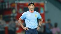 Pelatih Timnas Malaysia U-19, Hassan Sazali, mengamati anak asuhnya saat melawan Timnas Laos U-19 pada laga final Piala AFF U-19 2022 di Stadion Patriot Chandrabhaga, Bekasi, Jumat (15/7/2022). (Bola.com/Bagaskara Lazuardi)