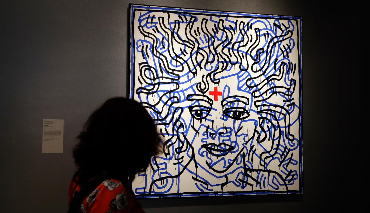 Pengunjung melihat karya seni Keith Haring berjudul 'Untitled' pada pameran 'Michael Jackson: On The Wall' di National Potrait Gallery, London, Rabu (27/6). Pameran ini memperingati ulang tahun Michael Jackson pada 29 Agustus. (AP/Kirsty Wigglesworth)