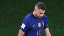 <p>Pemain Prancis Kylian Mbappe berjalan melewati trofi juara dengan membawa trofi penghargaan Sepatu Emas usai melawan Argentina pada pertandingan sepak bola final Piala Dunia 2022 di Stadion Lusail, Lusail, Qatar, 18 Desember 2022. Kylian Mbappe berhak membawa pulang trofi penghargaan Sepatu Emas setelah menjadi pencetak gol terbanyak selama gelaran Piala Dunia 2022. (AP Photo/Hassan Ammar)</p>