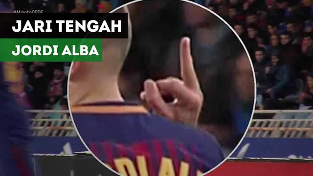 Bek Barcelona, Jordi Alba tertangkap kamera mengacungkan jari tengah pada laga melawan Real Sociedad.