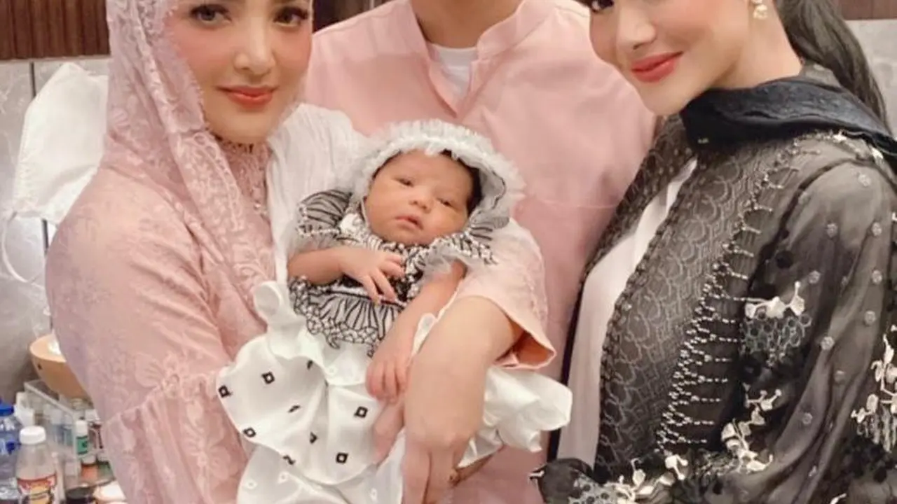7 Gaya Busana Atta Halilintar dan Aurel Hermansyah di Aqiqah Ameena, Kompak Serba Monokrom
