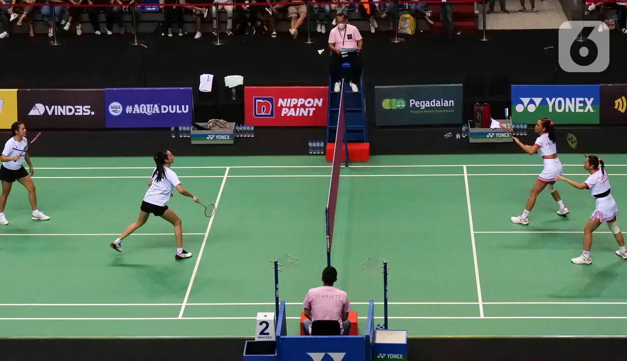 Hesti Purwadinata/Erika Carlina (kanan) melawan Raisa/Anya Geraldine (kiri) pada pertandingan ganda putri acara Vindes Sport bertajuk Tepok Bulu 2022 di Mahaka Square, Jakarta, Minggu (3/7/2022). Hesti Purwadinata/Erika Carlina mengalahkan Raisa/Anya Geraldine dua set langsung dengan skor 22-20 dan 21-15. (Liputan6.com/Herman Zakharia)