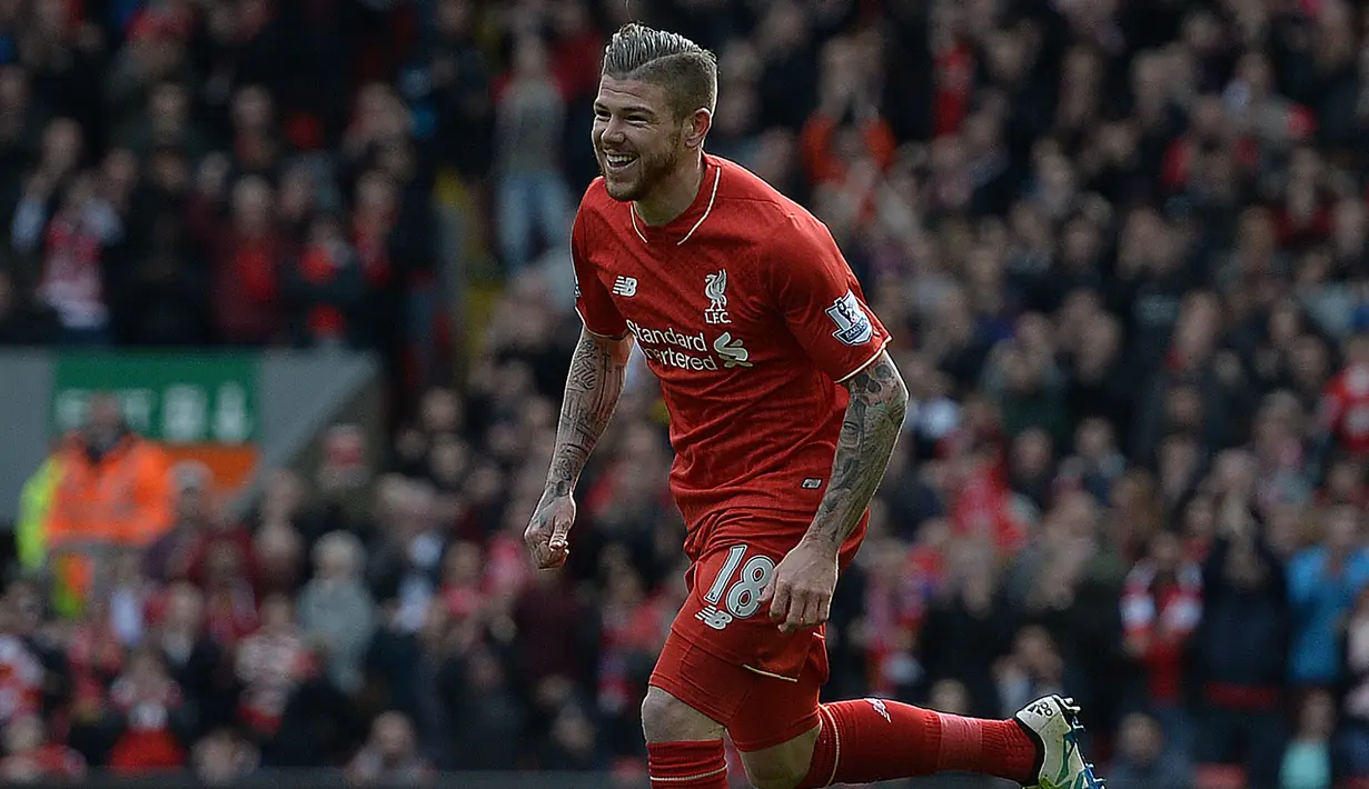 Alberto Moreno. Bek kiri Spanyol berusia 30 tahun yang sejak awal musim 2019/2020 memperkuat Villarreal ini tercatat pernah berseragam Liverpool selama 5 musim mulai 2014/2015 hingga 2018/2019. Ia langsung mengenakan jersey bernomor punggung 18 yang selama dua musim tak bertuan setelah ditinggalkan Dirk Kuyt pada akhir musim 2011/2012. Bersama Liverpool Alberto Moreno total bermain dalam 141 laga di semua ajang dengan torehan 3 gol dan 11 assist. (AFP/Oli Scarff)