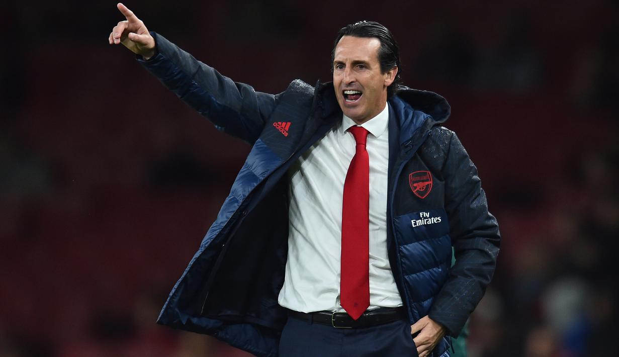 Pelatih Arsenal, Unai Emery, memberikan instruksi kepada pemainnya saat melawan Standard Liege pada laga Liga Europa di Stadion Emirates, London, Kamis (3/10). Arsenal menang 4-0 atas Liege. (AFP/Glyn Kirk)