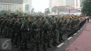 Ratusan personil pengamanan melakukan apel di Bundaran HI, Jakarta, Minggu (1/5). Sebanyak 8.153 petugas dari Polri, TNI, Satpol PP, dan Dinas Perhubungan dikerahkan untuk mengamankan peringatan May Day 2016. (Liputan6.com/Angga Yuniar)