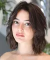 Short Wolf Cut menjadi gaya rambut yang mampu menghadirkan kesan edgy. Gaya rambut ini mudah diaplikasikan dan sempurna untuk membingkai wajah dengan sempurna. [Foto: Pinterest].