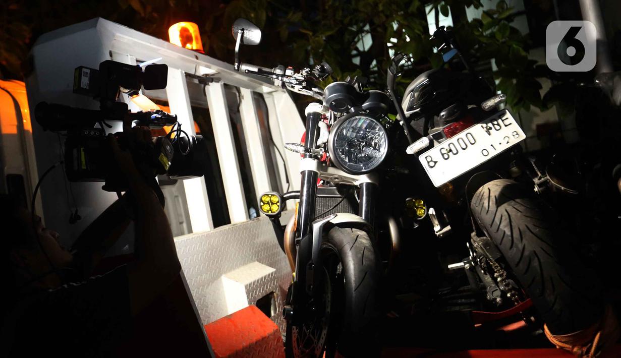Pewarta mengambil gambar beberapa motor sitaan hasil Operasi Tangkap Tangan (OTT) yang menjerat Kepala Kantor Imigrasi Jakarta Barat tiba di Gedung Merah Putih Komisi Pemberantasan Korupsi (KPK), Jakarta, Rabu (3/6/2026). (Liputan6.com/Helmi Fithriansyah)