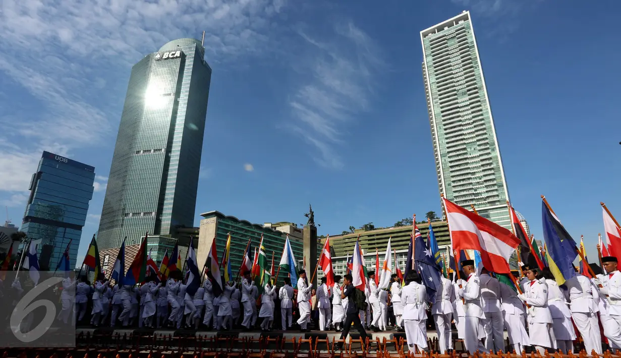 Parade 190 bendera negara anggota Interpol diarak dari Monas menuju Bundaran Hotel Indonesia, Minggu Pagi, (30/10). Parade ini merupakan rangkaian arak-arakan parade Bendera Menjelang Sidang Umum Interpol Ke-85. (Liputan6.com/Johan Tallo)