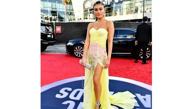 6 Penampilan Cantik Agnez Mo Saat Hadiri AMA 2019, Jadi Pusat Perhatian