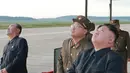 Pemimpin Korea Utara, Kim Jong-Un menyaksikan uji coba peluncuran rudal balistik Hwasong-12 di lokasi yang tidak diketahui pada foto yang dirilis Sabtu (16/9). Rudal Hwasong-12 Korut ditembakkan menerobos langit Hokkaido, Jepang (STR / KCNA VIA KNS / AFP)