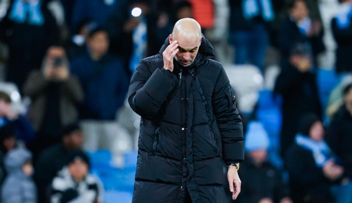 Pelatih Manchester City, Pep Guardiola, tertunduk lesu setelah ditahan imbang Brighton & Hove Albion pada laga Liga Inggris di Etihad Stadium, Kamis, 8 Januari 2026. (AP Photo/Dave Thompson)