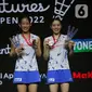 Pebulu tangkis ganda putri Jepang Nami Matsuyama/Chiharu Shida menunjukkan medali usai mengalahkan pebulu tangkis ganda putri Jepang Yuki Fukusima/Sayaka Hirota pada pertandingan final East Ventures Indonesia Open 2022 di Istora Senayan, Jakarta, Minggu (19/6/2022). Nami Matsuyama/Chiharu Shida menjuarai East Ventures Indonesia Open 2022 usai mengalahkan Yuki Fukusima/Sayaka Hirota dengan skor 18-21, 21-14, dan 21-17. (Liputan6.com/Faizal Fanani)