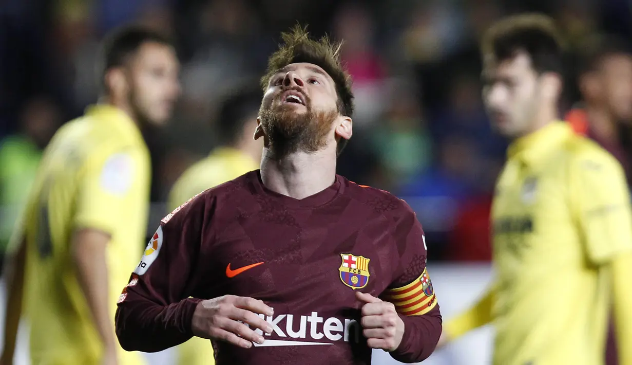 Striker Barcelona, Lionel Messi, tampak kecewa usai gagal mencetak gol ke gawang Villarreal pada laga La Liga, di Stadion De La Cerramica, Minggu (10/12/2017). Barcelona menang 2-0 atas Villarreal. (AP/Alberto Saiz)