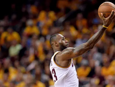LeBron James #23 melakukan tembakan saat melawan Toronto Raptors pada game kedua Final wilayah Timur NBA Playoffs di  Quicken Loans Arena. Jumat (20/5/2016). Cavs menang 108-89. (Mandatory: Ken Blaze/USA Today Sports)